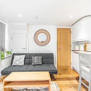 https://charming-chic-cosy-beach-nest-just-2-min-walk.brighton-hotels-england.com